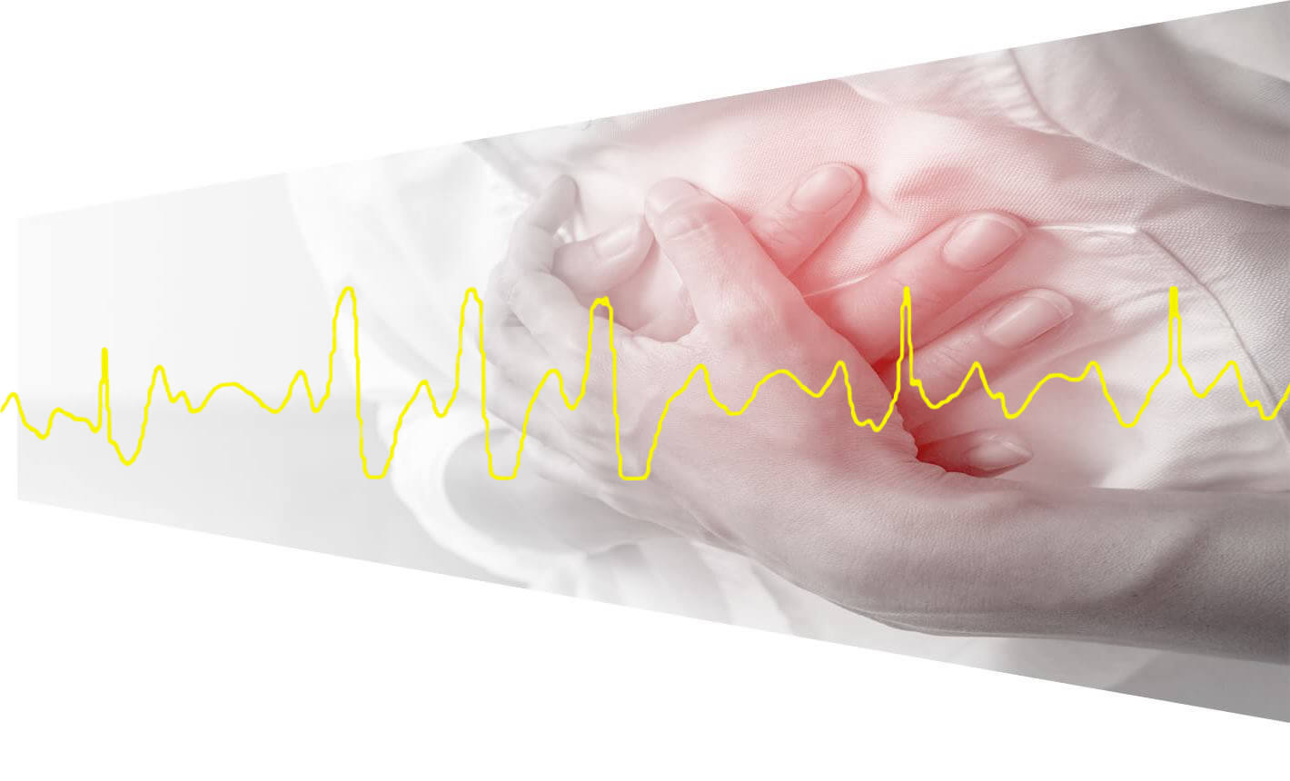 胸を押さえる男性