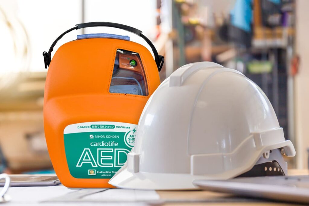 ヘルメットとAED-3250