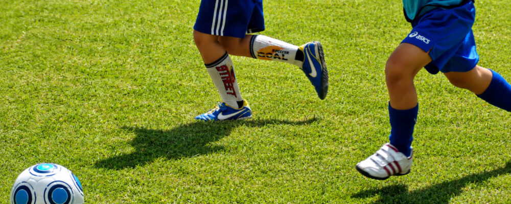 サッカーする子供