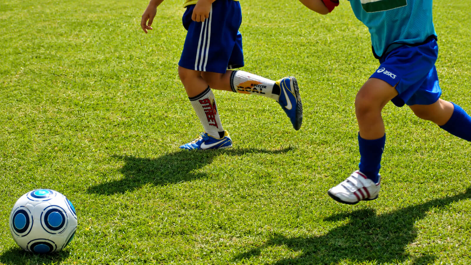 サッカーする子供